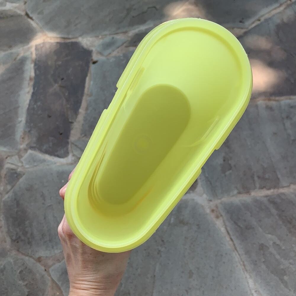 Vintage yellow Tupperware pitcher - Picture 6 of 8